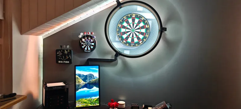 Píluhaldarar á vegg við Autodarts spjald með ljósahring